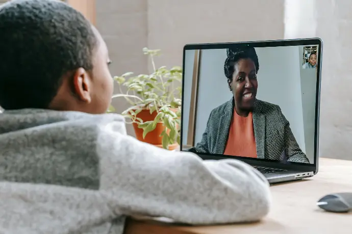 Un élève échange en visio avec son instructrice